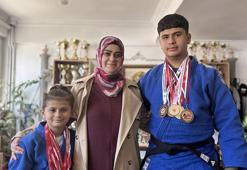 Annelerinin antrenmana götürmek için ehliyet aldığı judocu kardeşler, şampiyon oldu