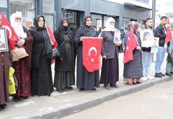 Evlat nöbetindeki anne: Ceza yok, gelin teslim olun