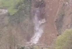 Rize'de yamaçtan kopan kaya, dereye yuvarlandı; o anlar kamerada