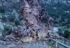 Fethiye'de yamaçtan düşen kaya parçaları yolu kapattı