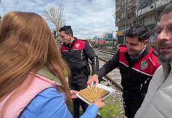 Kavga ihbarına giden polislere gazetecilerden baklavalı kutlama