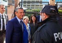 Özgür Özel, CHP Genel Merkezi'nde görevli polislerin gününü kutladı