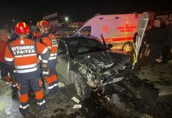 Avcılar'da seyir halindeki iki otomobil kafa kafaya çarpıştı: 4 yaralı