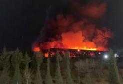 Ankara'nın Sincan ilçesinde bir fabrikada çıkan yangına ekiplerin müdahalesi sürüyor