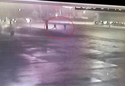 Yola düşen telefonunu almak isterken otomobilin çarptı