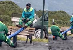 Temizlik görevlilerinin molada 'tahterevalli' eğlencesi