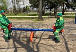 Temizlik görevlilerinin molada 'tahterevalli' eğlencesi