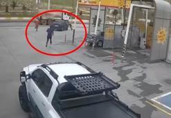 El freni çekilmeyince hareket eden otomobili çevredekiler durdurdu; o anlar kamerada