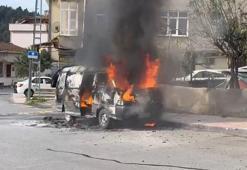 Ataşehir'de hafif ticari araç alev alev yandı