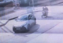 Otomobile arkadan çarpan motosikletteki 2 kişinin yaralandığı kaza kamerada