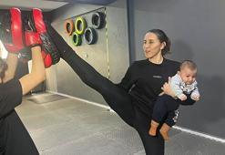 Dünya şampiyonu kick boks antrenörü, ders verdiği salonda çocuklarını büyütüyor