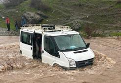 Kalp krizi geçiren kadın, selin kapattığı yolda mahsur kaldığı araçta öldü