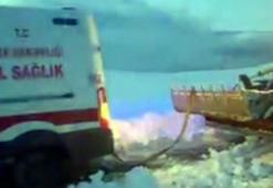 Hasta almaya giderken kara saplanan ambulansı, karla mücadele ekipleri kurtardı