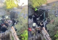 Merdivenlerden düşüp yan yatan araçta sıkışan yolcuyu itfaiye kurtardı; o anlar kamerada