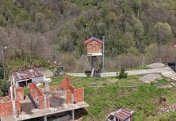 Çocukluk hayalini 25 yıl sonra gerçekleştirdi; 7 metre yüksekliğe ağaç ev yaptı