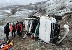 Hasta taşıyan ambulans, uçuruma yuvarlandı: 1 ölü, 4 yaralı