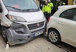 Freni boşaldığı öne sürülen minibüsün çarptığı 1’i çocuk, 2 kişi yaralandı