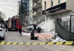 Binanın doğal gaz kutusundaki patlamada otomobil hasar gördü