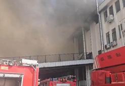 Ümraniye'de plastik eldiven imalathanesinde çıkan yangın söndürüldü