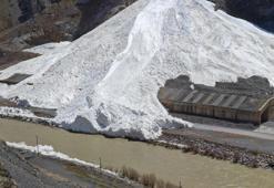 Hakkari'de dağdan düşen çığ, Zap Suyu'nun önünü kesti