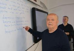 Türkçe bilmeyen torunu için 74 yaşında İngilizce öğrenmeye başladı