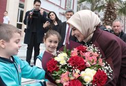 Bakan Göktaş, Bakü Türk Anadolu Lisesi’ni ziyaret etti