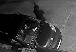 Kasklı şüphelinin pompalı tüfekle eve ateş açtığı anlar kamerada