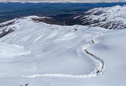 Muş'ta nisan ayı ortasında karla mücadele