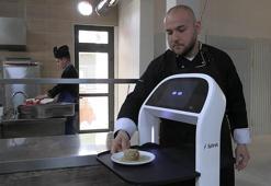 Edirne’de üniversitenin sosyal tesislerinde robot garson dönemi