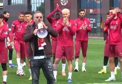 Galatasaray antrenmanda taraftarıyla buluştu
