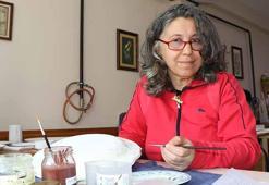 Kazanın izlerini çini fırçasıyla siliyor