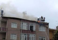 Ümraniye'de 3 katlı binanın çatısında çıkan yangın söndürüldü