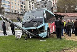 Beyoğlu'nda dolmuş bariyerlere çarptı: 5 yaralı