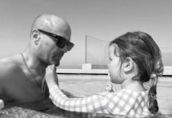 İngiliz oyuncu Jason Statham’dan sonsuzluk havuzunda poz