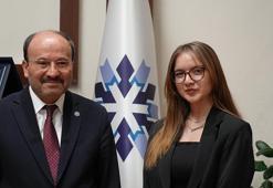 4'üncü sınıf öğrencisi Gizem, rektörün 11 saatini gözlemledi