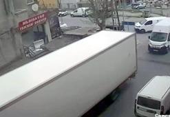 Beylikdüzü'nde şoförün el frenini çekmeyi unuttuğu TIR minibüse çarptı