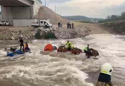 İşçilerini taşıyan traktör dereden geçerken devrildi: 10 işçi vinç yardımıyla kurtarıldı