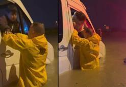 Adana’da sağanak hayatı olumsuz etkiledi; minibüste mahsur kalan çocuklar kurtarıldı