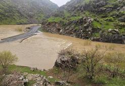 Dere taştı, Şemdinli-Derecik kara yolu ulaşıma kapandı
