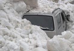 Üzerine çığ düşen araçtan kendi imkanlarıyla çıktılar