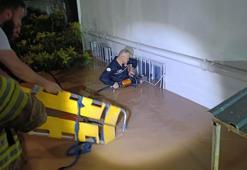 Mardin'de sağanak; ev ve işyerlerini su bastı