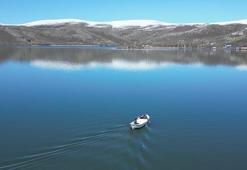 Buzlar çözüldü, balıkçılar sandallarıyla Çıldır Gölü'ne açıldı