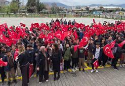 Malatya'da öğrenciler Türk bayrağı, öğretmenler karanfil ile karşılandı