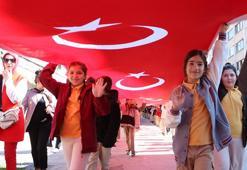 Öğrenci ve velileri ile öğretmenler 200 metrelik Türk bayrağıyla yürüdü
