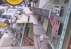 Gaziosmanpaşa’da takmaya çalıştığı tabelayla kaldırımda bekleyen kişinin üzerine düştü