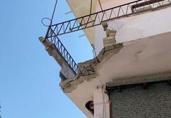 Balkon çöktü, baba ve engelli oğlu yaralandı