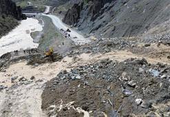 Heyelanın kapattığı Hakkari-Van kara yolunda ulaşım tamamen durdu