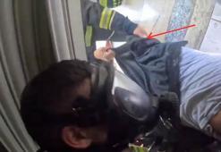 İş yerindeki yangında dumandan bayılan kişiyi itfaiye kurtardı; o anlar kask kamerasında