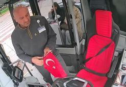 Yere düşen Türk Bayrağı için otobüsü durdurdu
