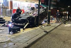 Otomobil iş yerlerine çarpıp, devrildi